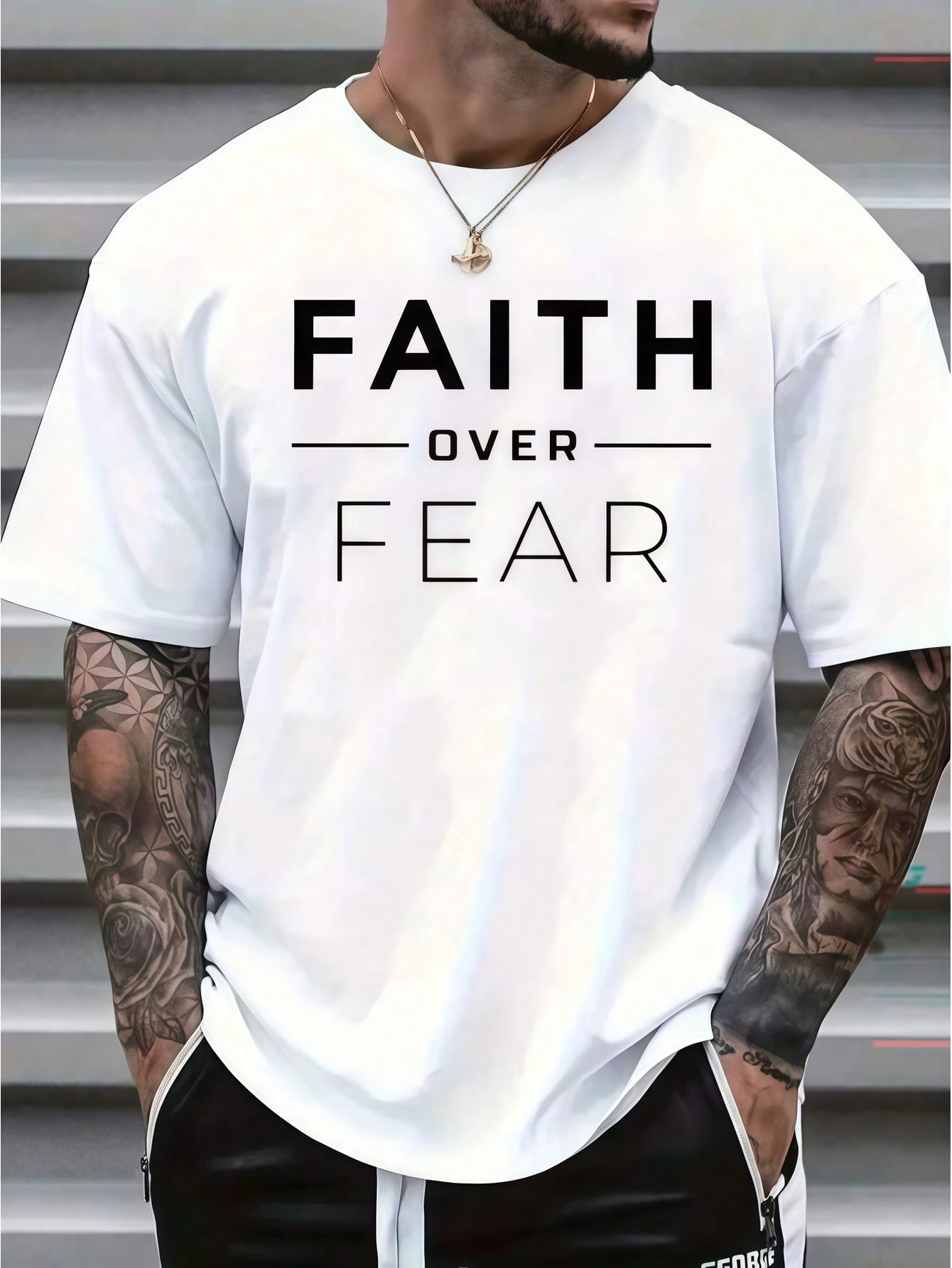 Wash Effect Set - เสื้อยืดสีขาวพิมพ์ลายตัวอักษร Faith สำหรับผู้ชาย 1 ตัว, เสื้อยืดคอกลมลำลองสำหรับทุกเพศ,